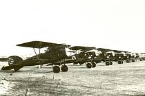 Snímek letadel roty Flik 61.J První letadlo typu Albatros D.III a výrobního čísla 153.119 patřilo nadporučíku Ernstu Stroschneiderovi. Snímek vznikl někdy mezi 24.únorem až 16.březnem 1918.