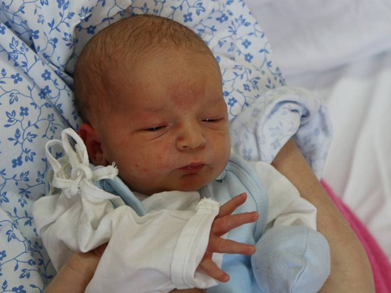 Sebastian Ahne se narodil v ústecké porodnici 18.4.2018 (15.18) Adéle Ryskové. Měřil 50 cm, vážil 3,58 kg.