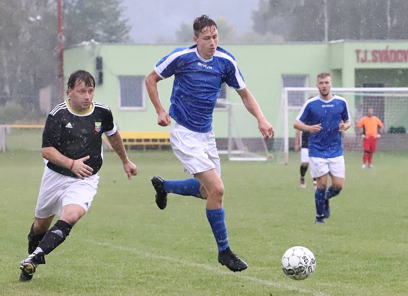 II. třída 2- kolo - hráno ve Svádově. Malečov (černá trika) porazil Chlumec B (modrá trika) 4:0.