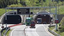 Oprava povrchu vozovky dálnice D8 směrem od tunelů na Německo