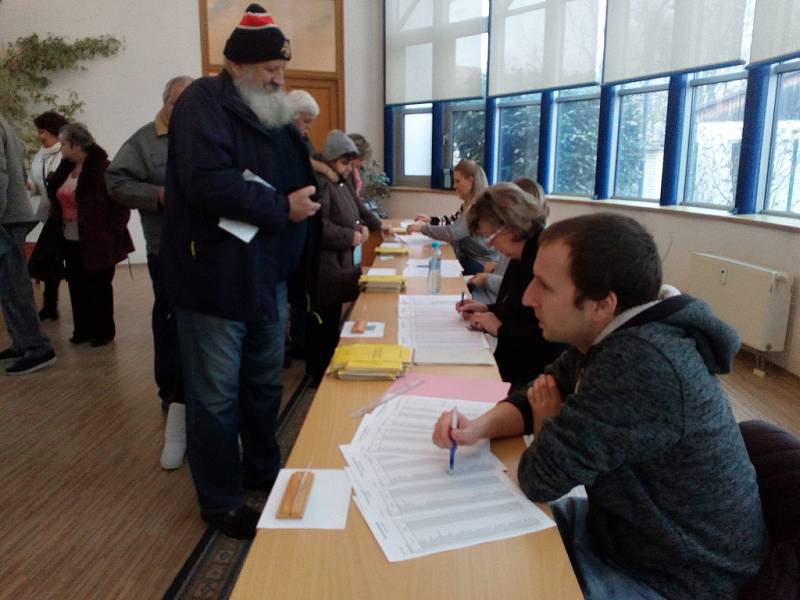 Krátce po čtrnácté hodině v pátek praskala volební místnost v Proboštově na Teplicku ve švech.