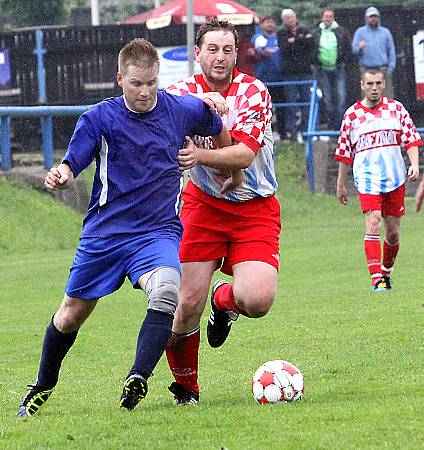 Fotbalisté rezervy Velkého Března doma porazili Malé Březno (modří) vysoko 5:1.