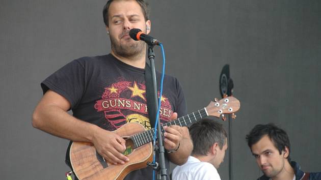 Onřej Ládek & band bavil v létě také Open Air Festival na letišti v Panenském Týnci. Z novinek byl nej song Casio. 