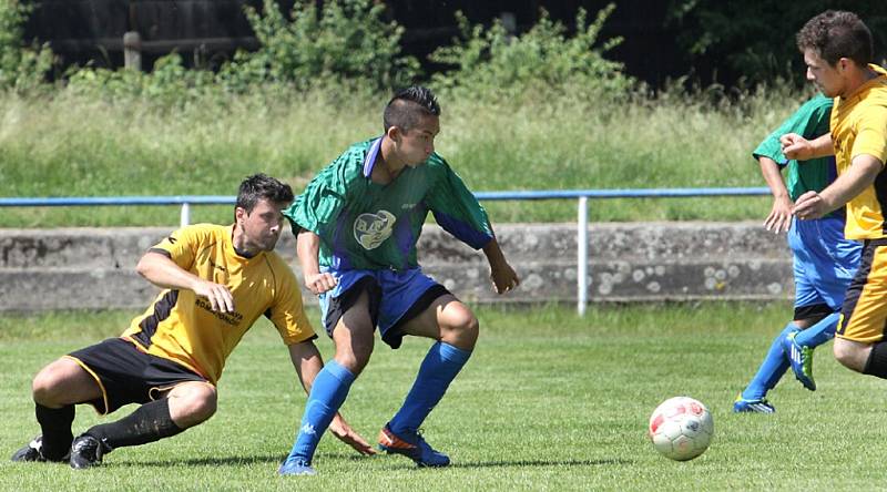 Fotbalisté Chabařovic B (zeleno-modří) porazili Telnici 3:2 po penaltách.