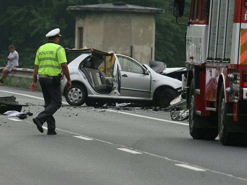 Tragická dopravní nehoda zablokovala hlavní silniční tah z Ústí nad Labem na Děčín. 