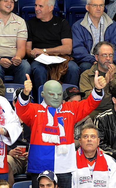 Vasil Simkovič je známý tím, že na zápasy národních týmů chodí v gumové masce Fantomase, kterou z hlavy nesundavá. Na malém snímku je z olympiády ve Vancouveru při hokejovém zápase ČR – Slovensko.
