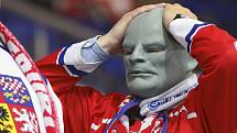Vasil Simkovič je známý tím, že na zápasy národních týmů chodí v gumové masce Fantomase, kterou z hlavy nesundavá. Na malém snímku je z olympiády ve Vancouveru při hokejovém zápase ČR – Slovensko.