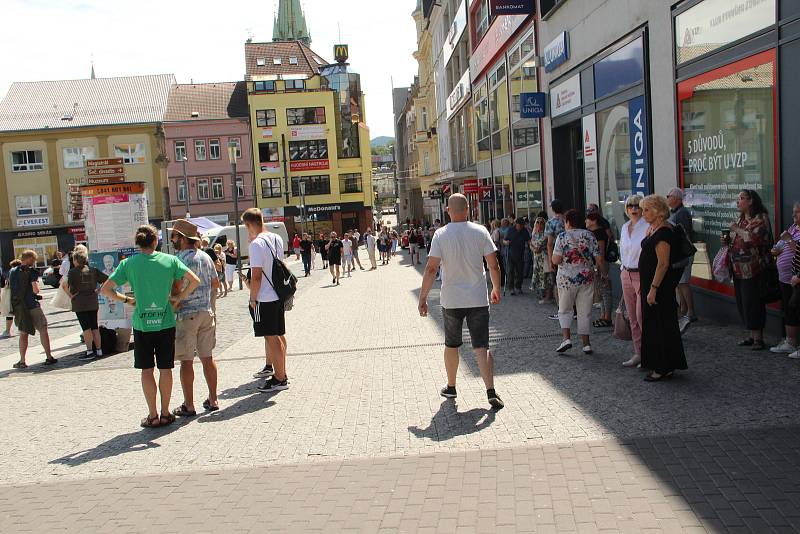 Pískotem a drsnými hesly vítalo Ústí Babiše. Ale také potleskem a prosbou o selfie.