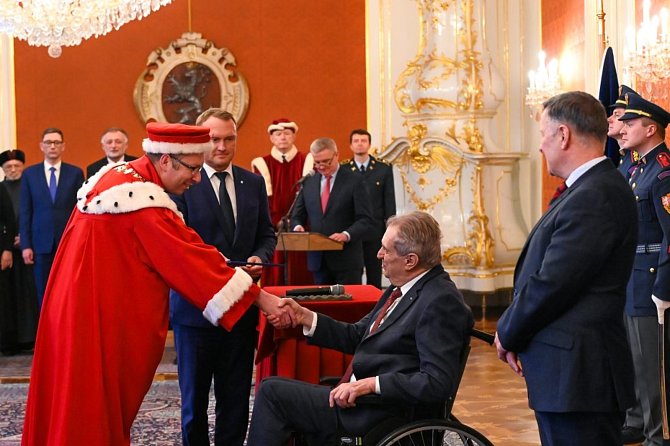 Prezident Zeman jmenoval docenta Koutského rektorem ústecké univerzity.
