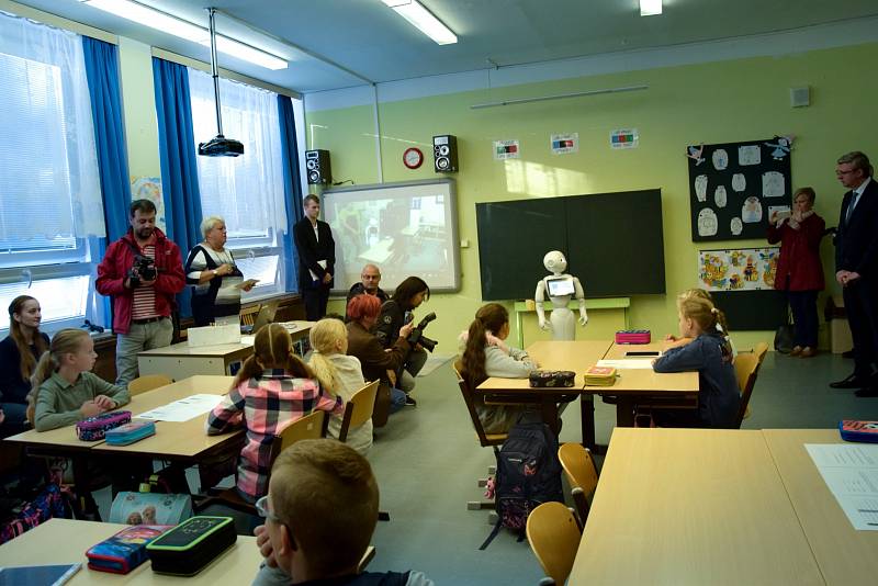 Čtvrťákům na ústecké základní škole pomáhá s výukou humanoidní robot.