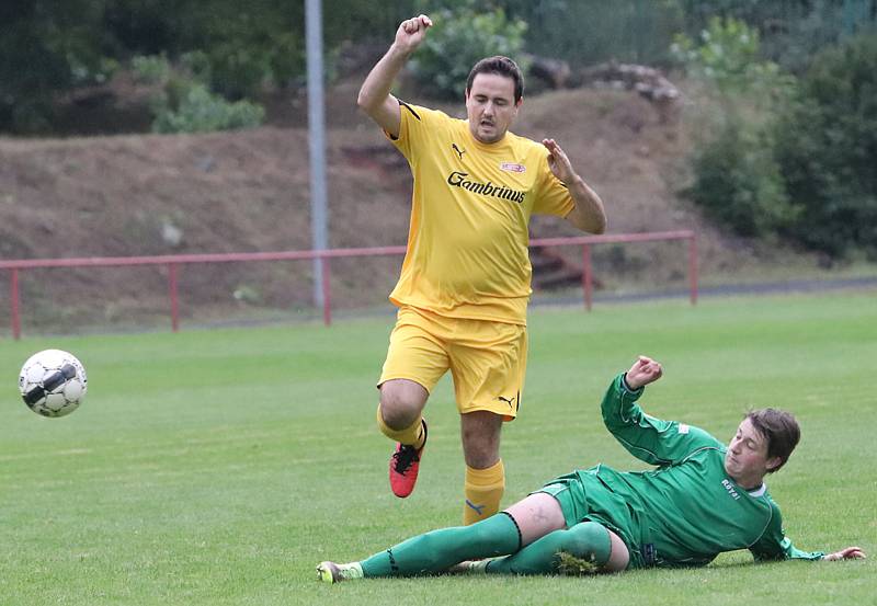 Fotbalisté Velkého Chvojna (ve žlutém) vyhráli na hřišti SKP 4:2.