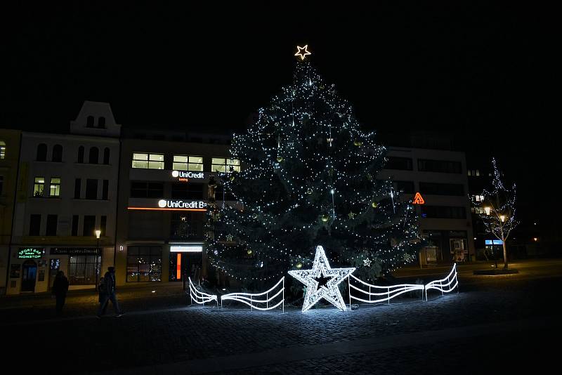 Vánoční stromy vyrostly na mnoha místech Ústecka. Tento je na Mírovém náměstí v Ústí nad Labem.