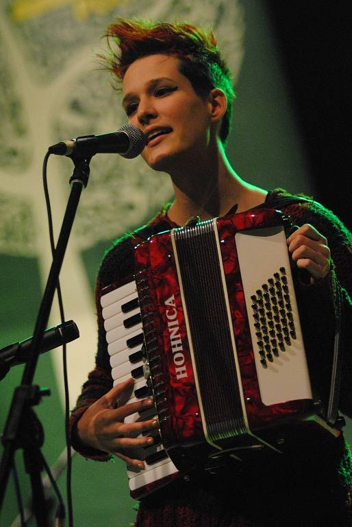 Stovky lidí viděly vystoupení soutěžících i hostů 47. ročníku Mezinárodního festivalu Porta 2013.