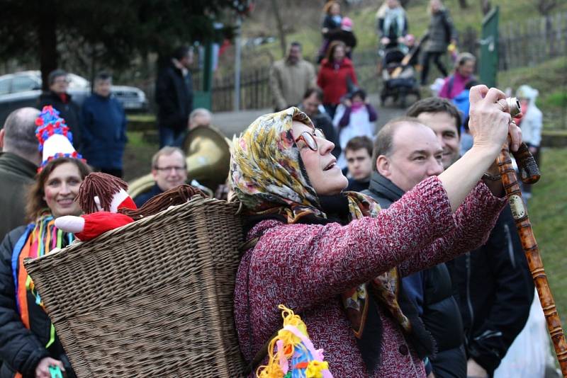 Masky čarodějnic, zvířátek, princezen, dechovka, vepřové hody, tanečky a hora koblih. To jsou radosti, které si užívala zhruba stovka rodičů se školáky ze Základní školy v Brné.