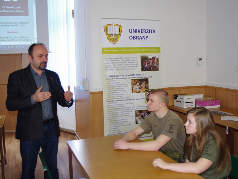 UNIVERZITA OBRANY uspořádala na krajském vojenském velitelství v Ústí nad Labem prezentaci pro zájemce o studium na vojenské vysoké škole.