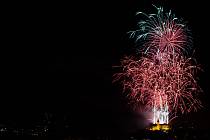 Novoroční ohňostroj na Větruši v Ústí nad Labem. Snímek z oslav příchodu roku 2022 pohledem z Dobětic.