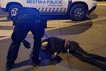 Opilý muž si ustlal na silnici na Novosedlickém náměstí v Ústí nad Labem