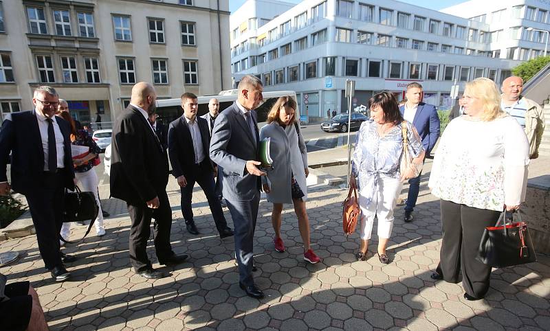 Členové vlády ČR včetně premiéra Andreje Babiše dorazili z Teplic do Ústí nad Labem.