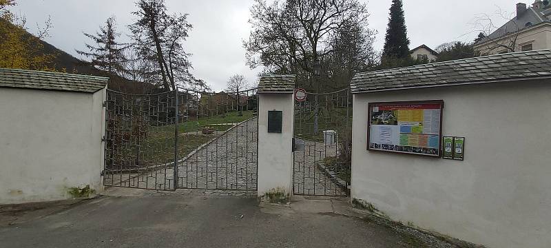 Prohlídka zavřeného zámku ve Velkém Březně. Všechno čeká na sezónu a rozhodnutí vlády o dalším postupu proti pandemii covid-19.