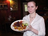 Klatovští rarášci byli v restauraci Sport Pub Zlatopramen žádaným poledním jídlem. Naložená masa opečená v těstíčku jsou v české kuchyni vyhledávaná.