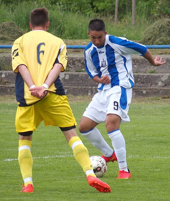 Fotbalisté Chabařovic (pruhovaní) doma porazili Malé Březno vysoko 6:1.