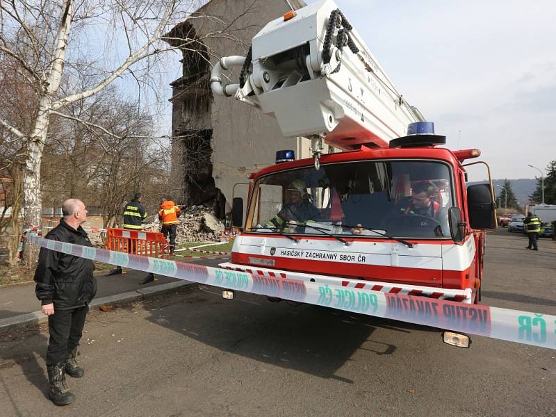 Prověřování vyhořelého a zříceného domu v Předlicích.