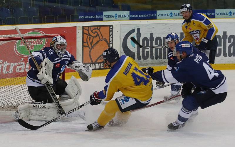 Ústečtí hokejisté (žlutí) předvedli v posledním utkání roku senzační obrat z 0:4 na 6:5.