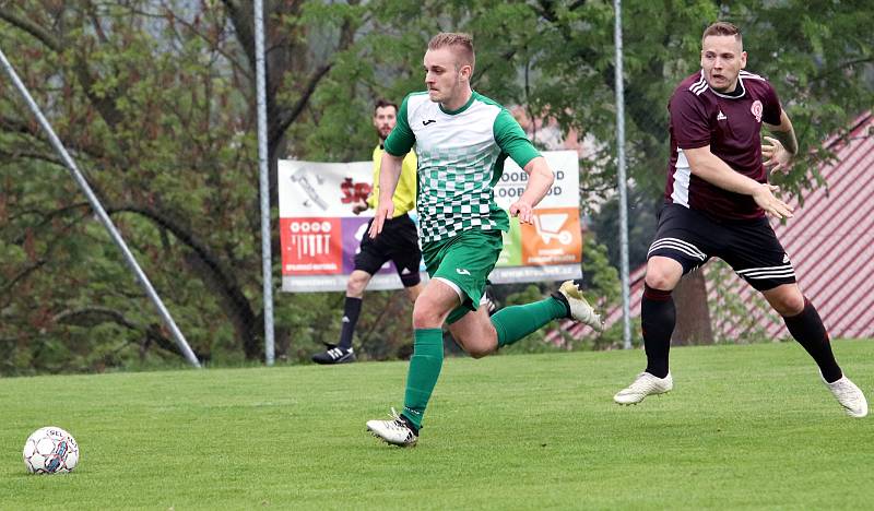 I. A třída 21.kolo. Fotbalisté Neštěmic (červenočerní) podlehli Libouchci (zelenobílé dresy) 1:3.