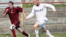 Fotbalisté Trmic (vínové dresy) doma porazili Chabařovice 3:1.