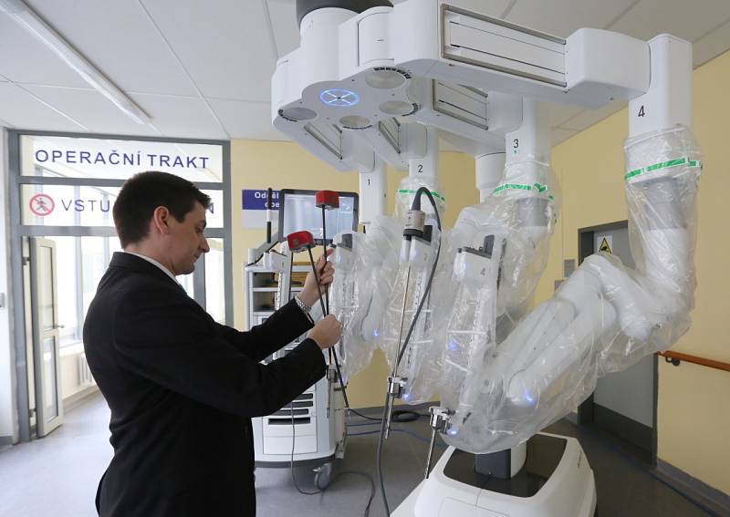 Nový robotický systém da Vinci Xi, umožňující další rozvoj roboticky asistované chirurgie, představili ve středu v Masarykově nemocnici v Ústí nad Labem.