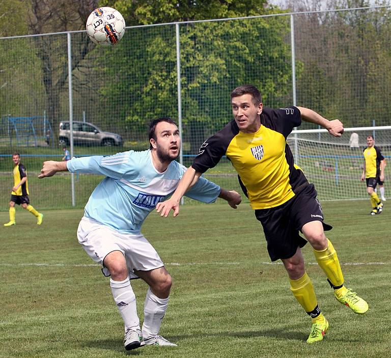 Fotbalisté Chlumce (žlutí) porazili Tisou a vykročili za záchranou v 1.B třídě.