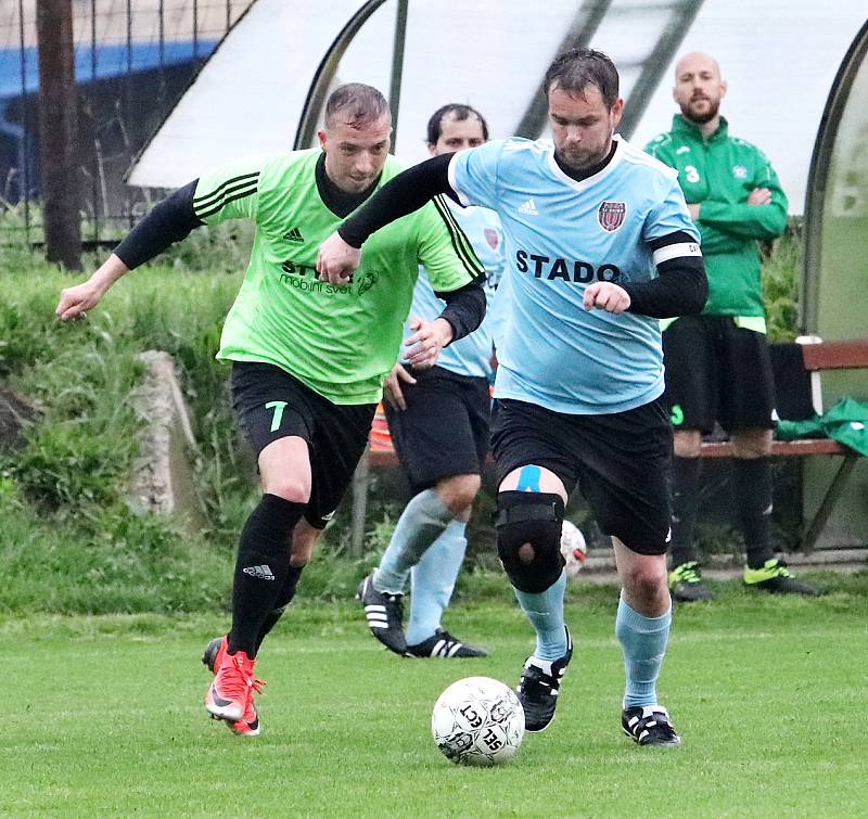 Svádov (zelenočerní) uhrál s Unionem Děčín (modročerní) remízu 1:1, na penalty pak zvítězil.