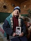 Z návštěvy improvizovaného tábořiště bezdomovců na Severní Terase.  Na snímku interiér chatky tulačky Jitky, zde drží fotografii svého neoblíbenějšího psa, který zemřel na rakovinu.