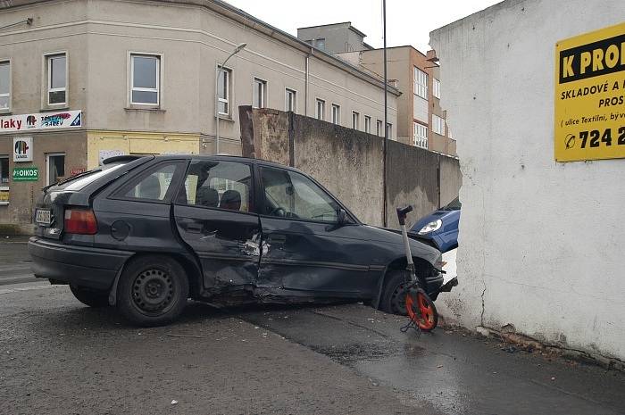 Nehoda v Předlicích. Auto zde narazilo do zdi.