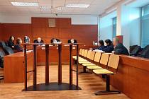 Muž z Litoměřicka čelí obžalobě ze znásilnění, v pondělí byl u krajského soudu v Ústí se dvěma advokátkami.