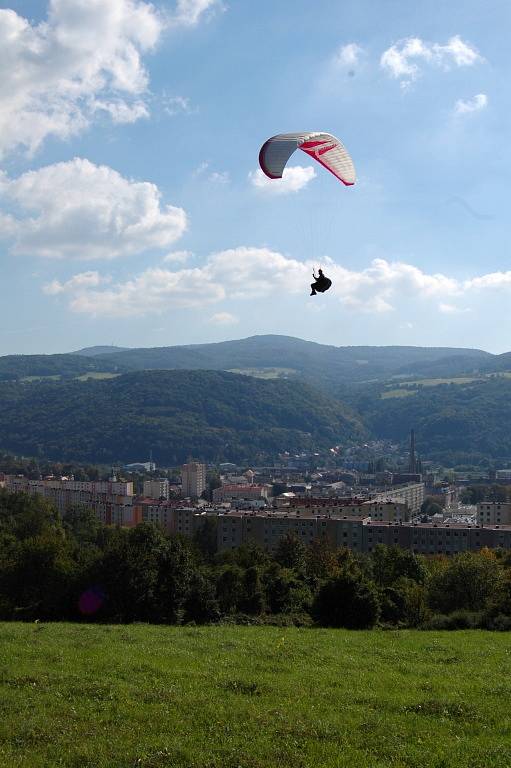 Dobětický vánek, pátý ročník závodů paraglidistů v přesnosti přistání. 