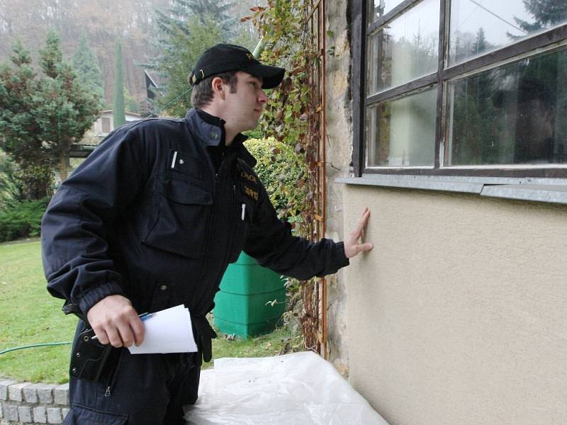 Policisté na kontrole chatek v Dolních Zálezlech.