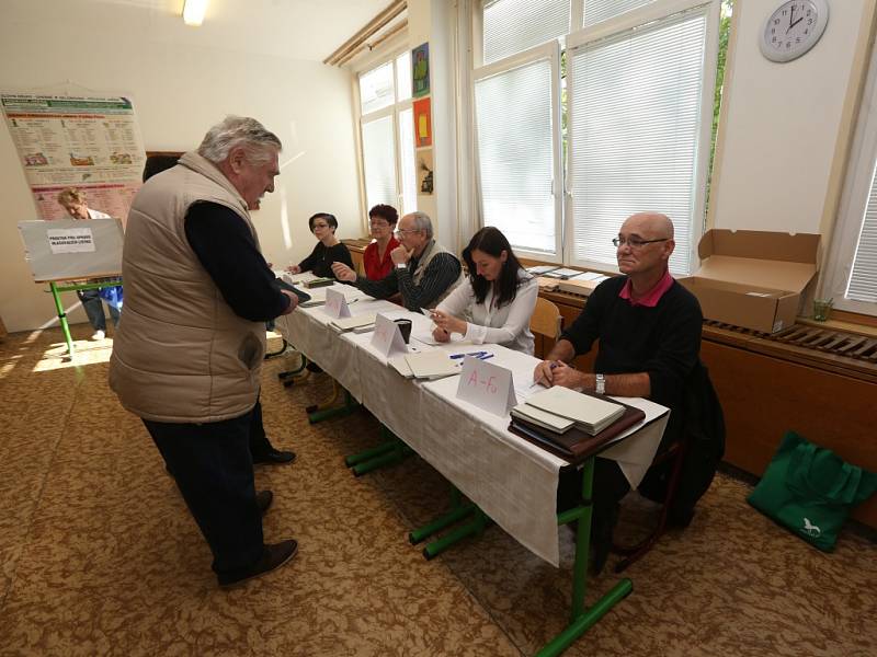 V Děčíně – Březinách volí lidé na místní základní škole.