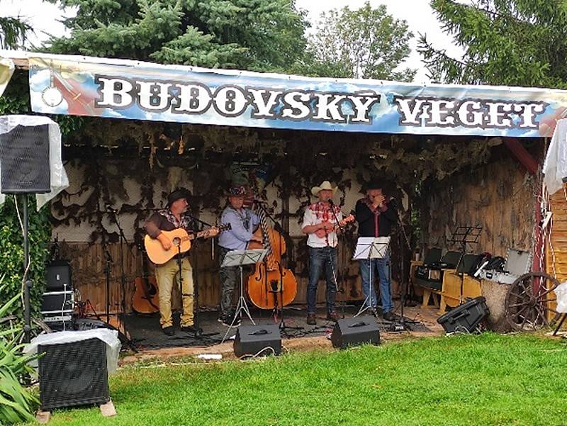 Již pojedenácté se konal tradiční minifestival country a trampské hudby Budovský veget.