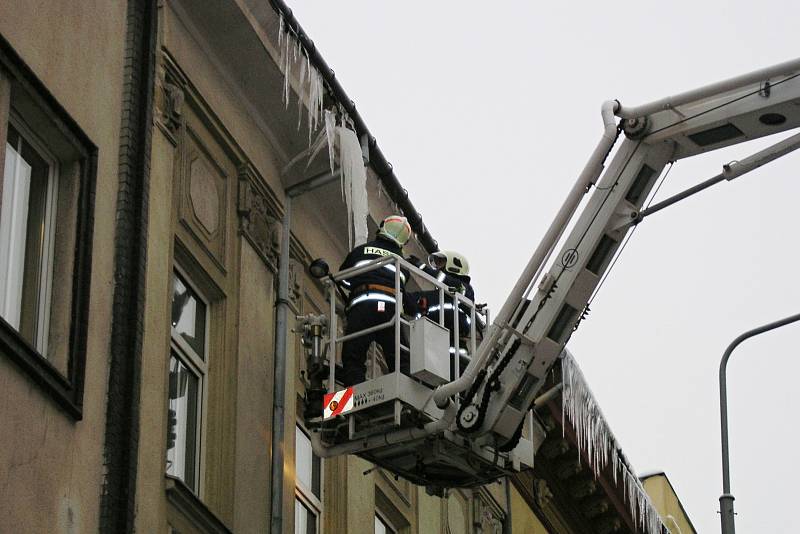 Hasiči odstraňovali z veřejných budov rampouchy