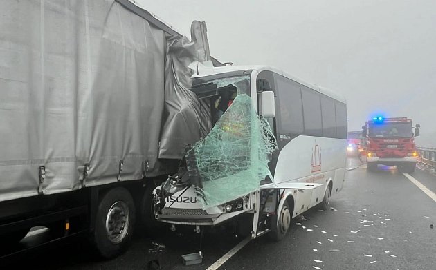 Vážná nehoda na D8: Autobus narazil do kamionu, několik lidí se zranilo