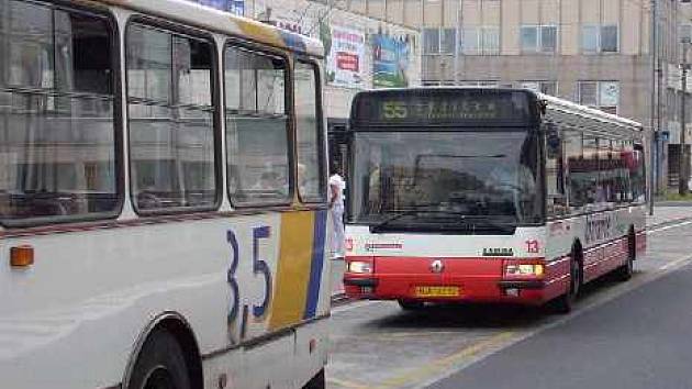 Situace v červenci: Trolejbus z linky 55 předal cestující do autobus a prázdný odjíždí do vozovny