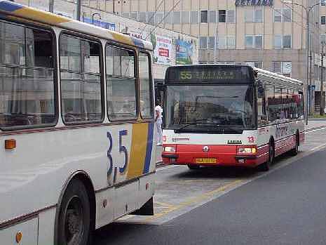 Situace v červenci: Trolejbus z linky 55 předal cestující do autobus a prázdný odjíždí do vozovny