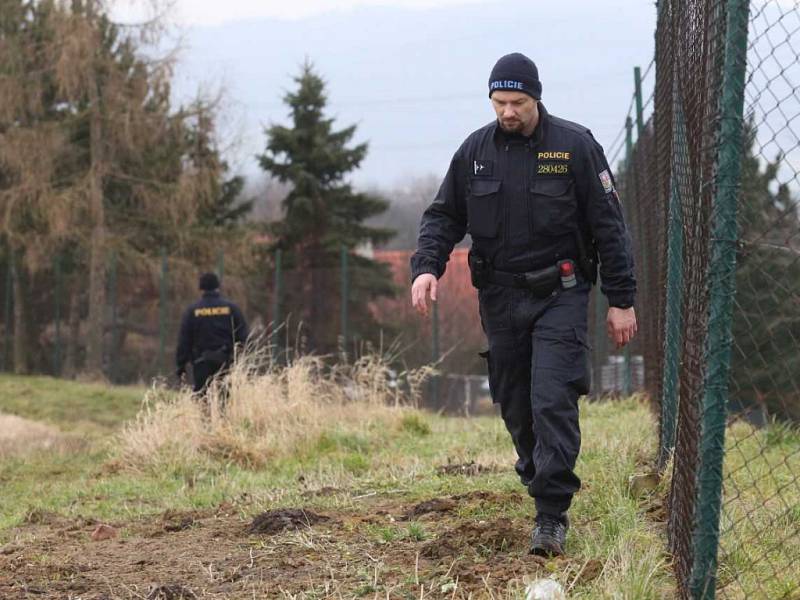 Tři mrtvoly nalezli policisté v zahrádkářské osadě Český Újezd na Ústecku.