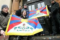 Skupinka studentů z UJEP se rozhodla vzít tibetské vlajky a jít protestovat před obchodní akademii proti návštěvě čínské velvyslankyně Chuo Jü–čen. Ta ovšem nakonec nepřijela, a tak byl celý protest spíše jen symbolický.