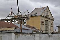 Snášení poškozené střechy jatek, vydržela zde od dostavby na konci dvacátých let minulého století.