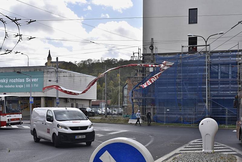 Vítr zastavil i dopravu v centru Ústí nad Labem. Plakát se zamotal do trakčního vedení a odstranit ho museli technici s asistencí hasičů.