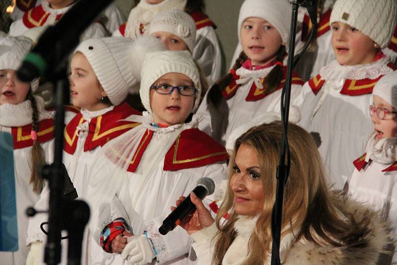 Yvetta Blanarovičová s dětským sborem zazpívaly pro nemocnou Leonku.
