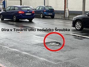 Výmol v Tovární ulici na křižovatce s ulicí Na Luhách nedaleko železářství Šroubek.