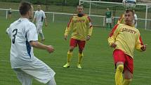 Fotbalisté Brné (žlutí) zvítězili v Benešově 2:1 po penaltách a vedou 1.B třídu.